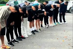 半岛体育-王钰栋等浙江队球员来到俱乐部，鞠躬默哀悼念布彭扎️