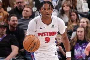 半岛体育官方网站-活力满满！奥萨尔冲击内线&amp;捍卫禁飞区 全场得18分10板2助2断4帽