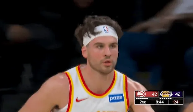 半岛体育-基斯珀特三分投进也得到10分，老鹰第二节追平湖人