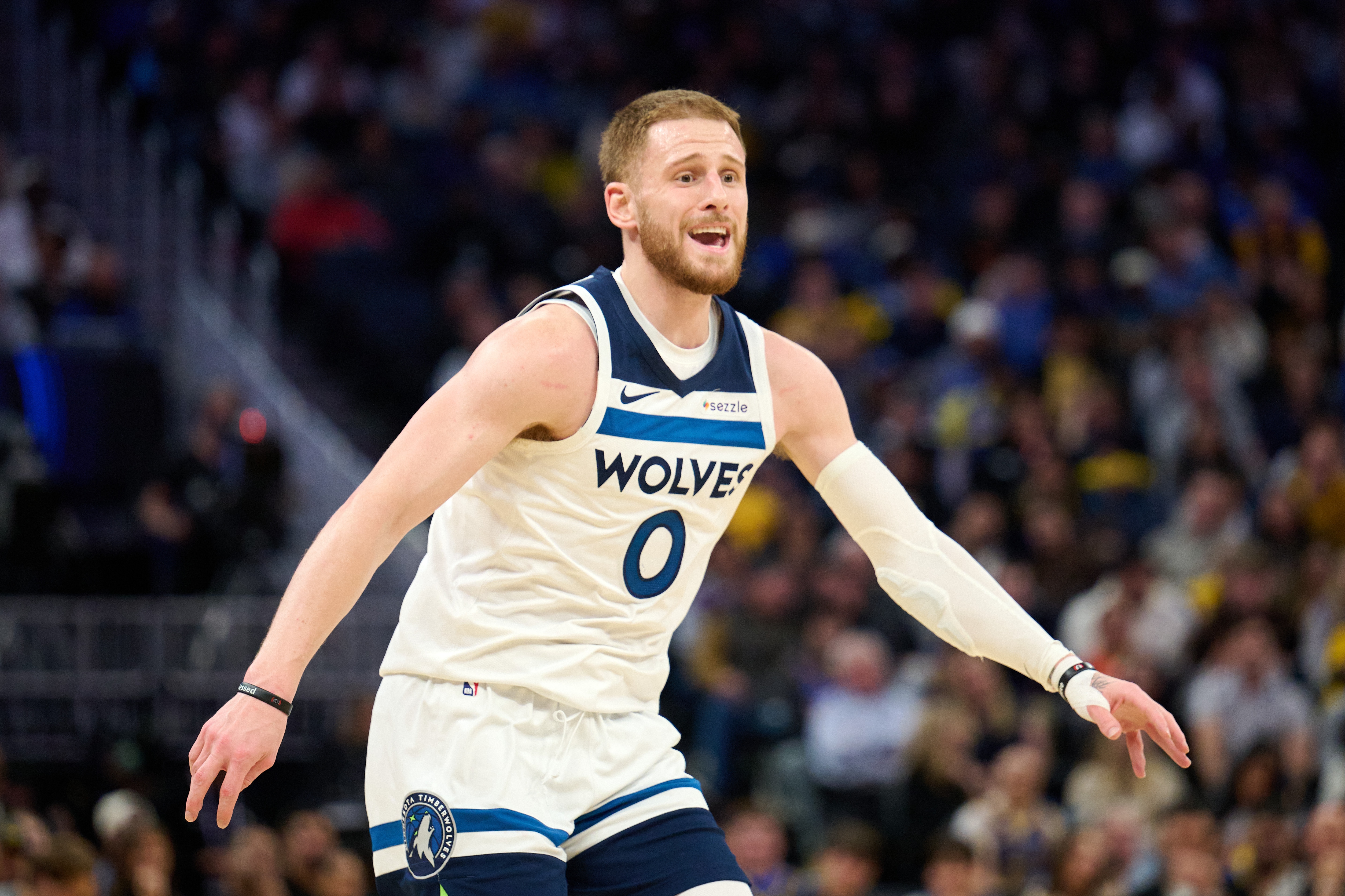 半岛体育官方网站-精准打击！兰德尔最后时刻甩锅 迪文岑佐加长三分压哨命中